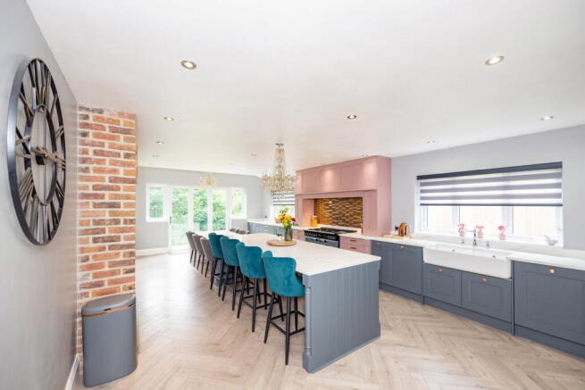5 bed Detached for sale Image 9