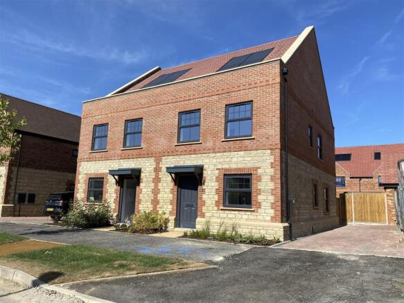 3-bed semi-detached on Beckett Drive Radley, £127,500