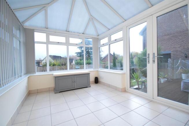 4 bed Detached to rent Image 8