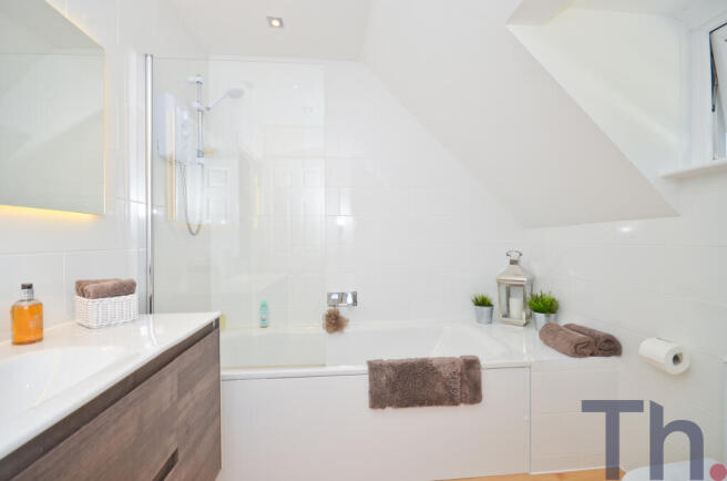 Family Bathroom (2).JPG