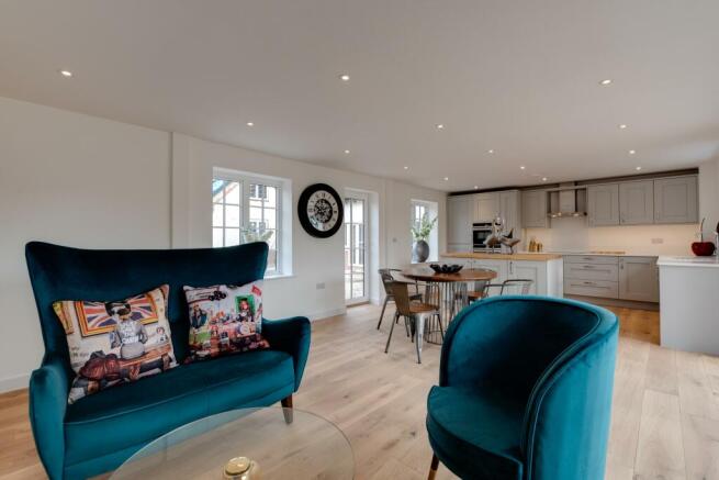 Lounge/Dining Area