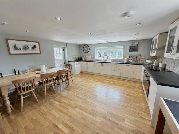 5 bed Detached for sale Image 5