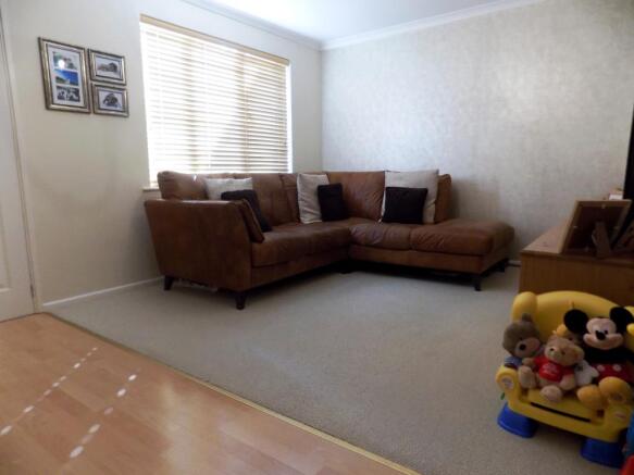 ADDITIONAL PHOTO OF LOUNGE