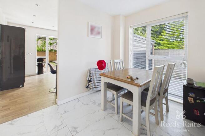 5 bed Semi-Detached to rent Image 6