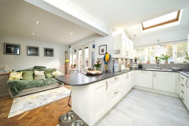 SITTING ROOM / KITCHEN