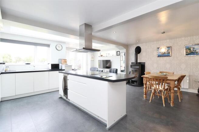 4 bed Detached for sale Image 4