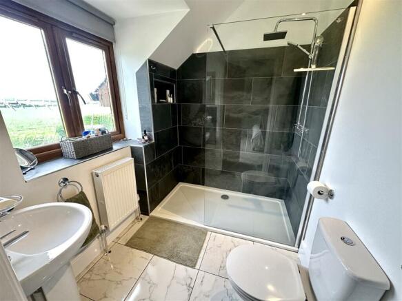 EN-SUITE SHOWER ROOM