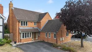 32, Showell Close, Droitwich WR9 8UQ