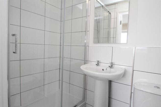 127 Room 1 ensuite.jpg