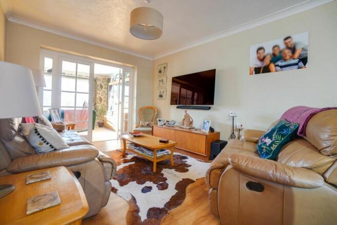 L-Shaped Living Room, Dining Room, Fitted Kitchen
