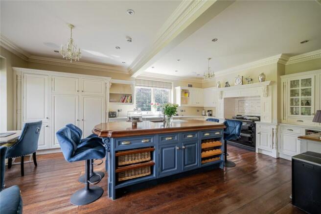5 bed Detached for sale Image 4