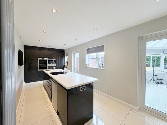 4 bed Detached for sale Image 7