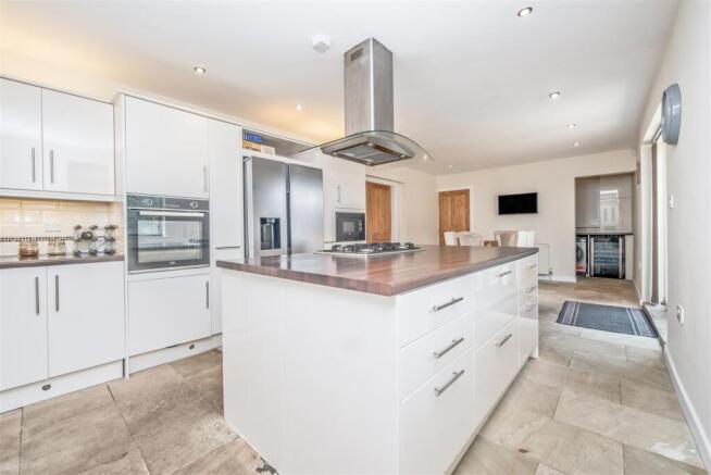 Modern Fitted Dining Kitchen: