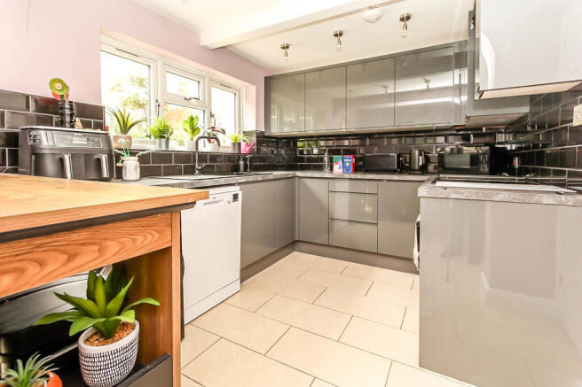 Kitchen/Breakfast...