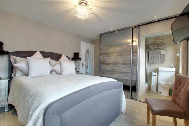 MASTER BEDROOM (FRONT)