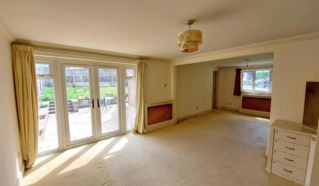 SPACIOUS LIVING ROOM