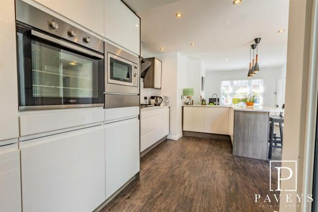 KITCHEN/DINER & FAMILY ROOM