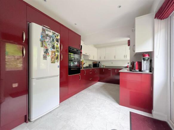 KITCHEN/BREAKFAST ROOM