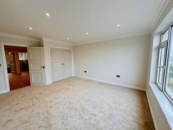 3 bed Apartment to rent Image 12