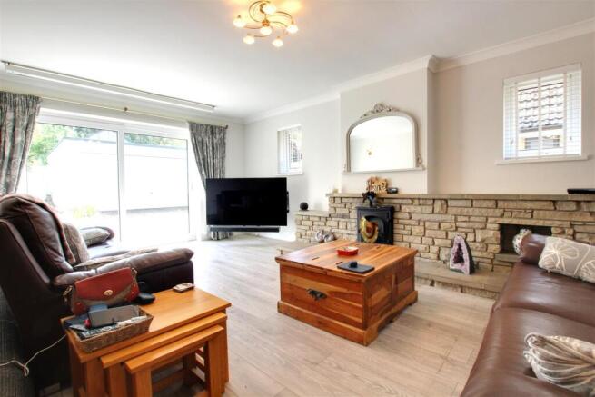 5 bed Detached for sale Image 7