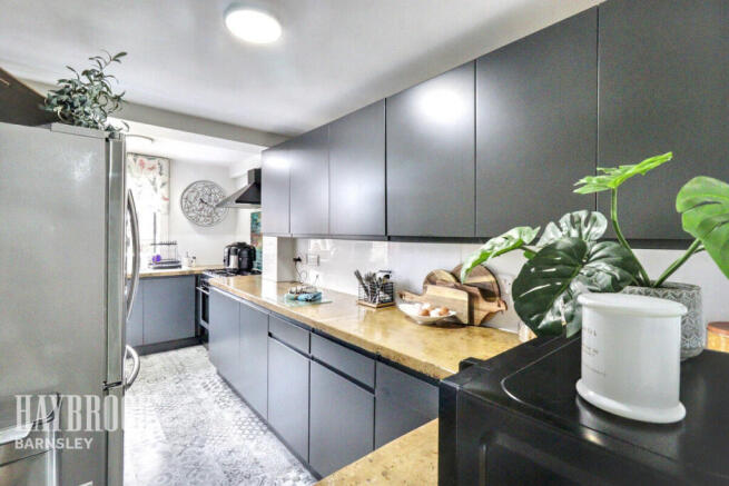 4 bed Detached for sale Image 5
