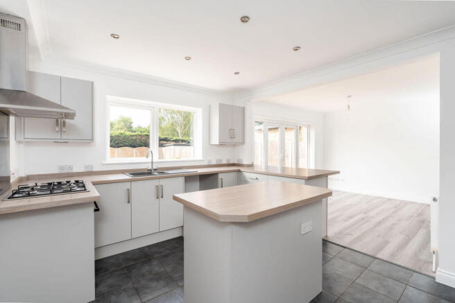 4 bed Detached for sale Image 9