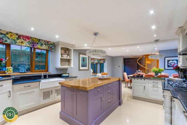 5 bed Detached for sale Image 7