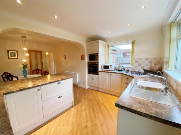 Kitchen pic 3.jpg