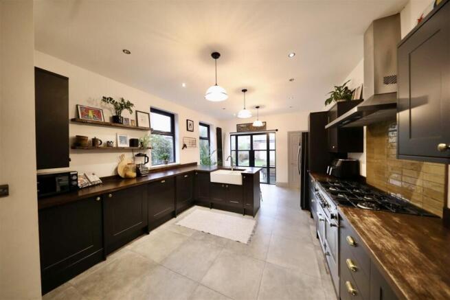5 bed Terraced for sale Image 5