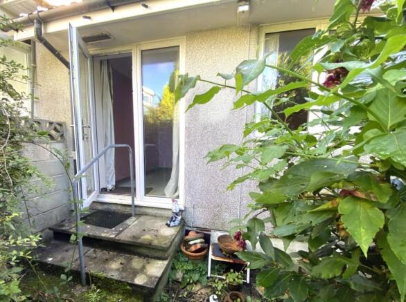 entrance to rear garden from bed 2.kB2Ji.jpg