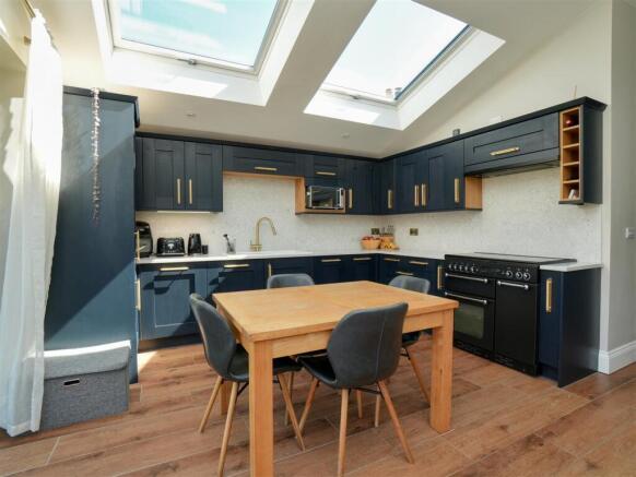 4 bed Detached for sale Image 7