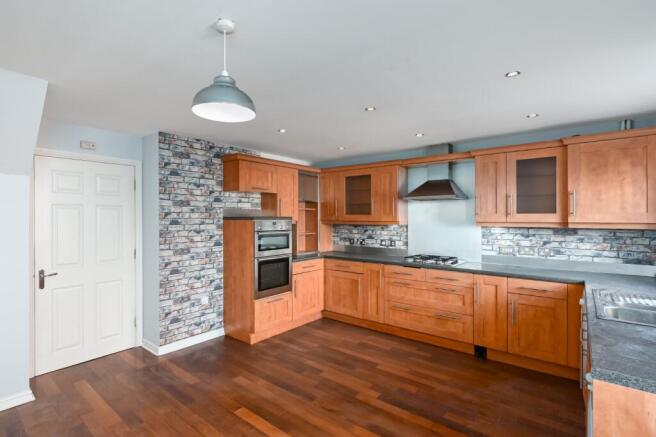 4 bed House for sale Image 6