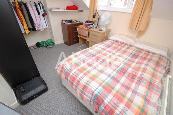 5 bed House to rent Image 4