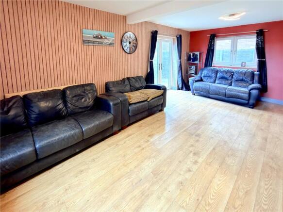 4 bed Bungalow for sale Image 6
