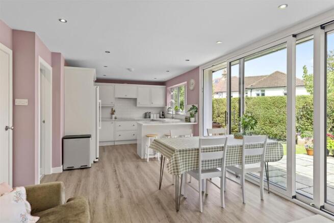 4 bed Semi-Detached for sale Image 9