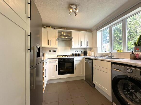 Modern Fitted Kitchen 008