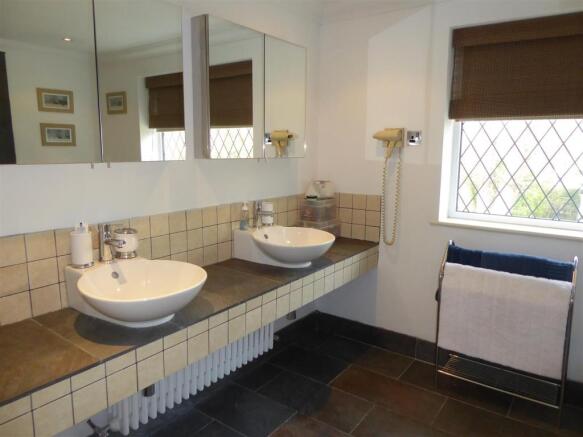 EN SUITE SHOWER ROOM