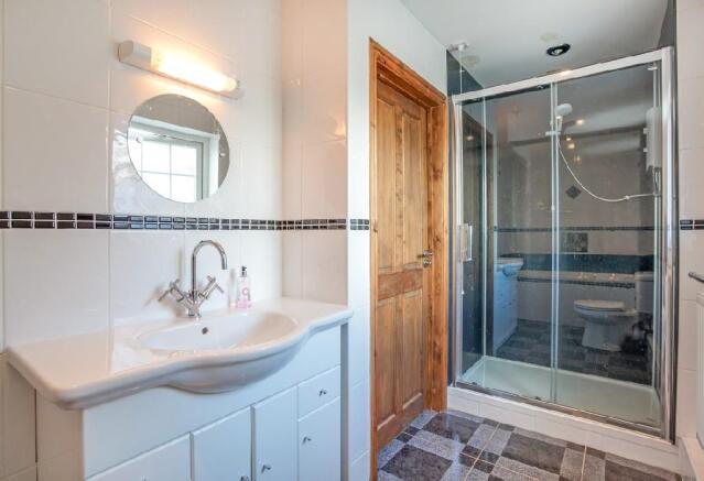 Bathroom 2.jpg