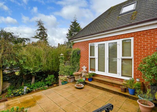 10 Crockington Close-16.jpg