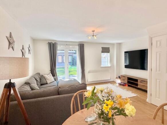 LOUNGE/DINING ROOM