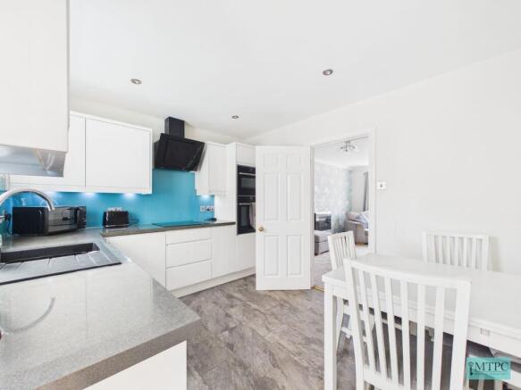 3 bed Semi-Detached to rent Image 5