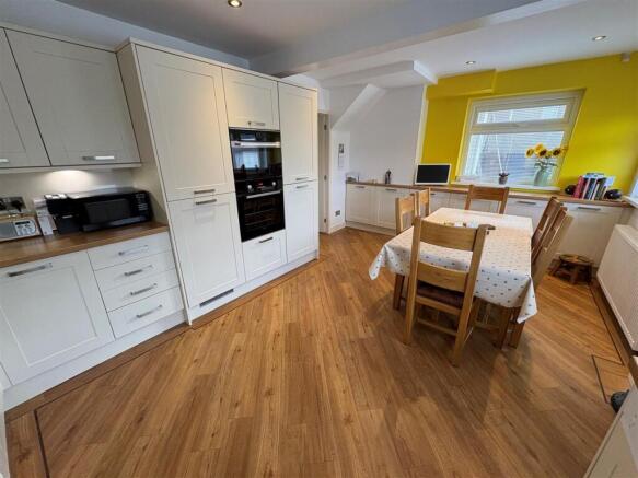 3 bed Semi-Detached for sale Image 9