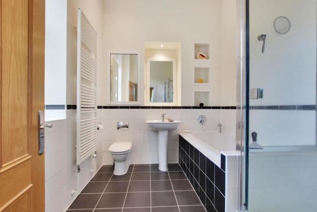 Master En Suite.jpg
