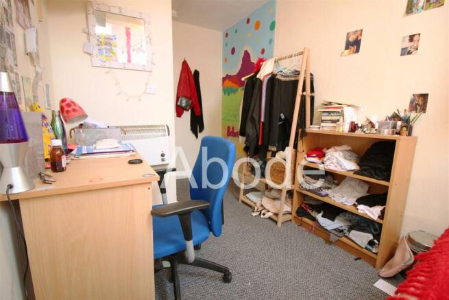 8 bed House to rent Image 6