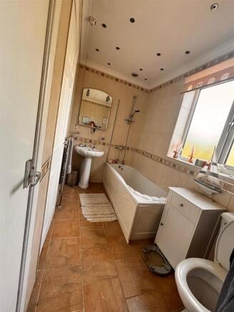 4 bed Detached for sale Image 4