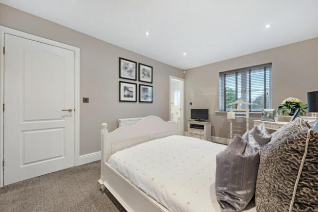 4 bed Semi-Detached for sale Image 11