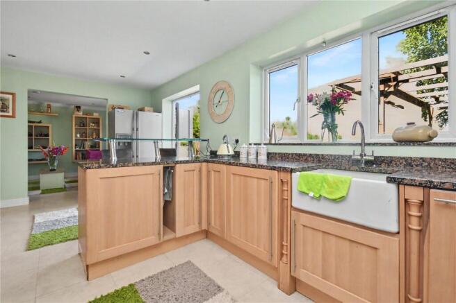 6 bed Detached for sale Image 4