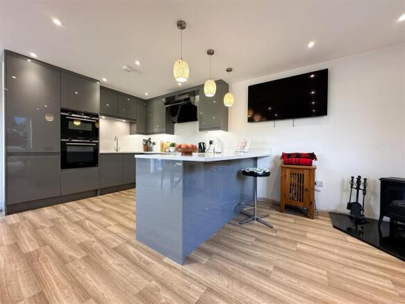 5 bed Detached for sale Image 9