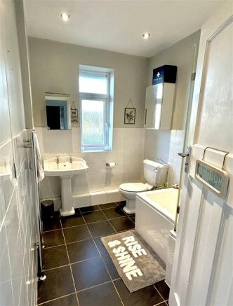 upstairs bathroom pic 1.JPG