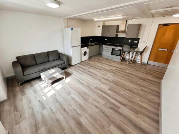 2 bed Apartment to rent Image 5
